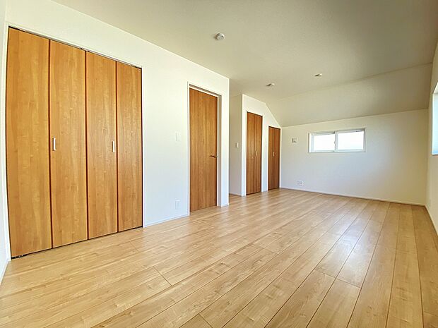 2面採光を確保した明るい室内は、風通しも良く、大変居心地の良い空間となっております。