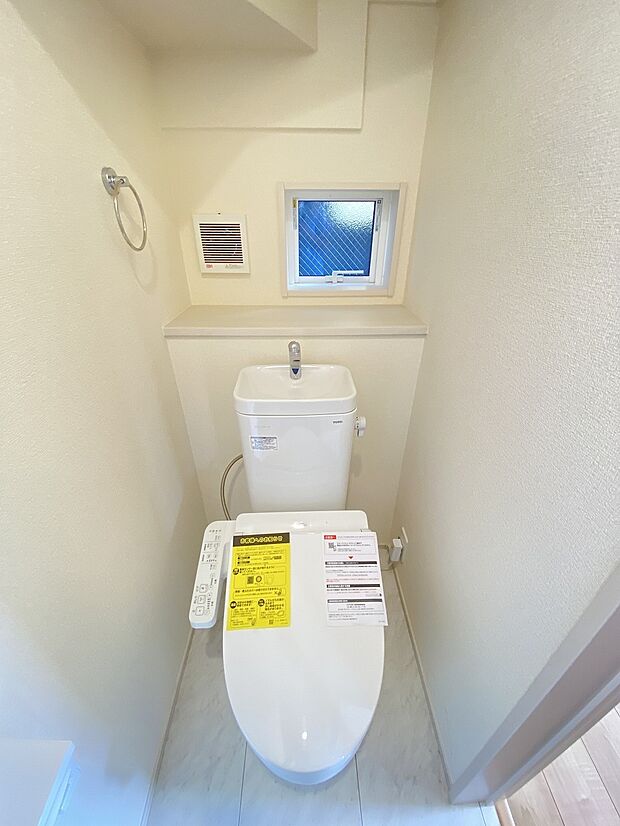 ウォシュレット付きの快適なおトイレ 白を基調と基調とした爽やかな空間です。