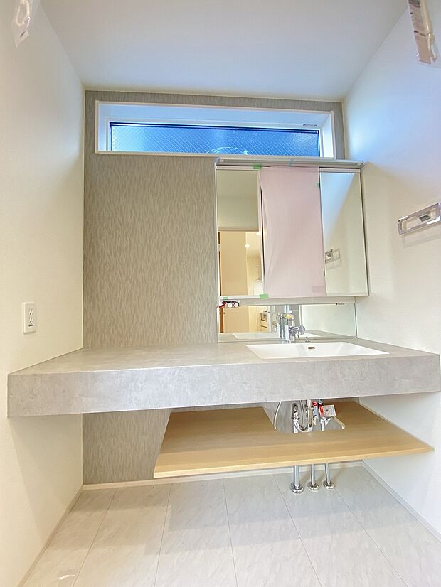 朝の身支度も快適に シャンプードレッサータイプの洗面化粧台です。