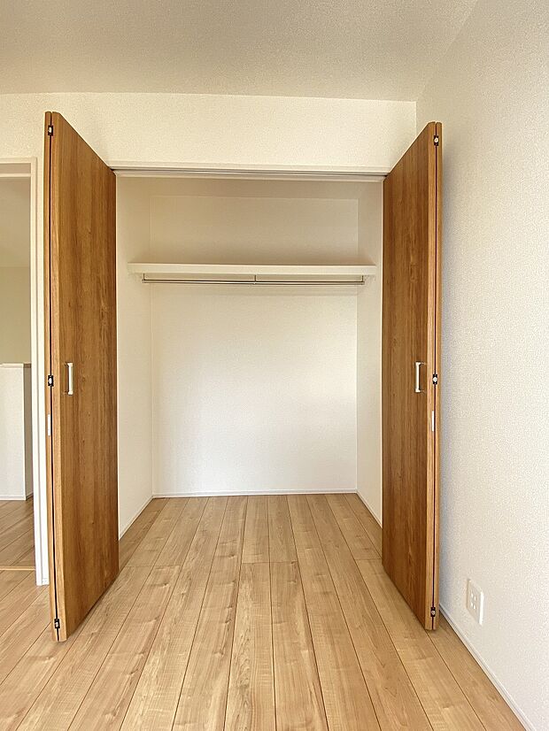 奥行きもあるので、収納ボックスもそのまましまえて部屋がスッキリしますね。