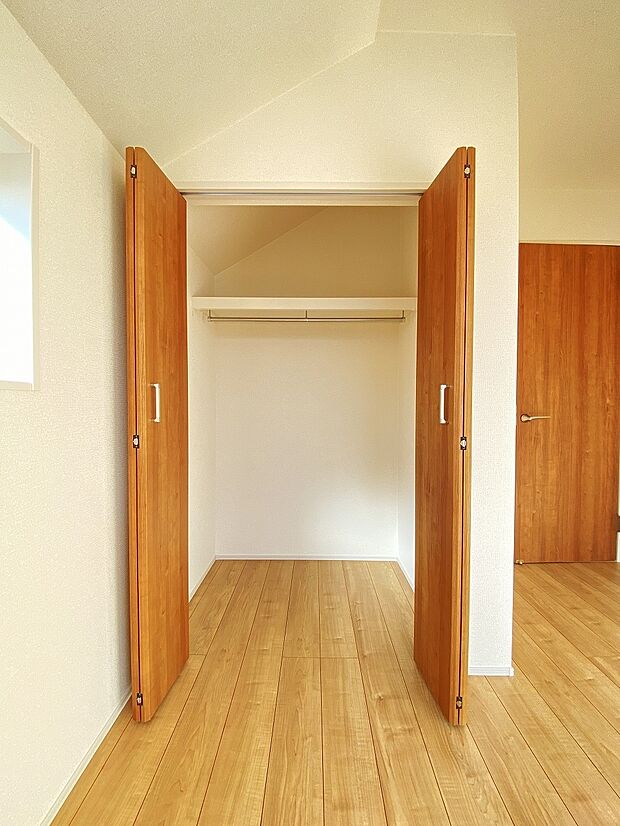 窓も近く、クローゼットの換気もすぐにできます。湿気防止にもなりますね。