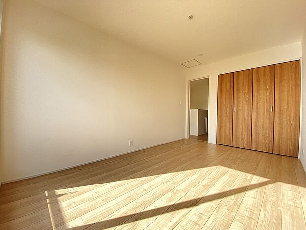 優しい光が差し込む洋室。この好みの空間で音楽を聴いたり、ネットショッピングをしたり、一人の時間も充実したものになりそうです。