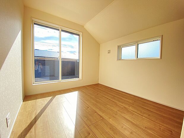 大きな窓からは快適な光を取り入れ、通気性能を上げる事で居心地の良い空間を演出します。 子供部屋は2面採光の明るい空間。クローゼット完備。