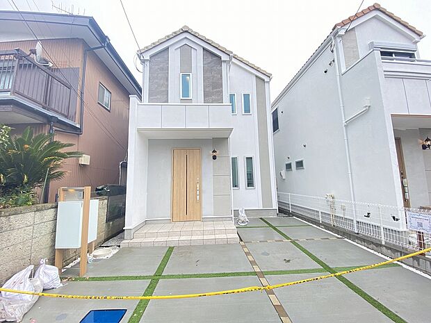 柔らかなベージュトーンが落ち着きと温もりを感じさせる外観です。