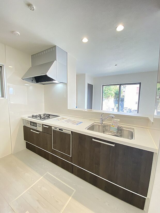 広々としたシンクで、食事の後片付けもはかどります