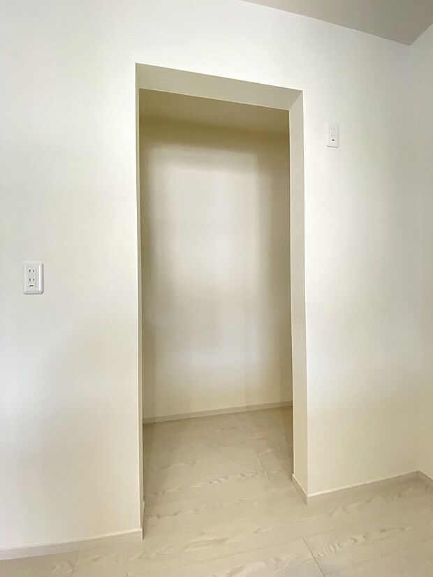 キッチン奥には、パントリーとカウンターを設置。ママのお一人様タイムも楽しめそうです。