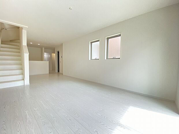 何気ない一日の一コマが積み重り、かけがえのない家族との思い出と重なっていくリビング。