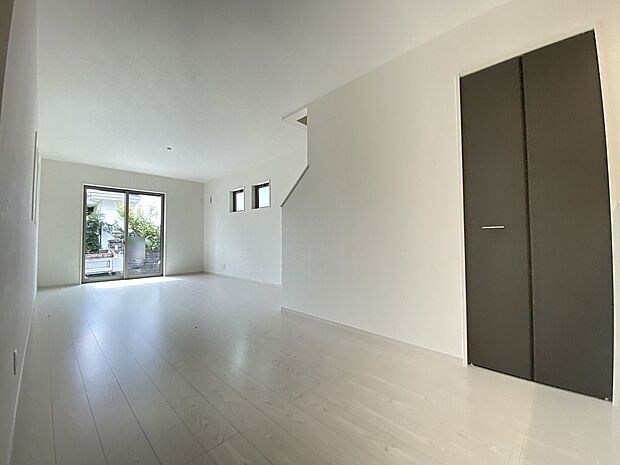 お気に入りのインテリアも引き立つ、優しい色調のフローリングと白いクロス。落ち着いた空間です。