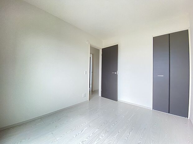 どんなカラーにも馴染む、白のクロス。雑貨や小物、家具との相性も良さそうです。