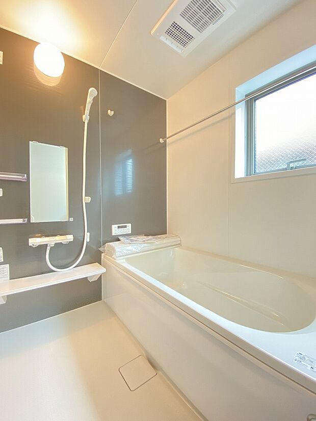 落ち着いた色合いで疲れた体を癒してくれる、贅沢な寛ぎ空間です。