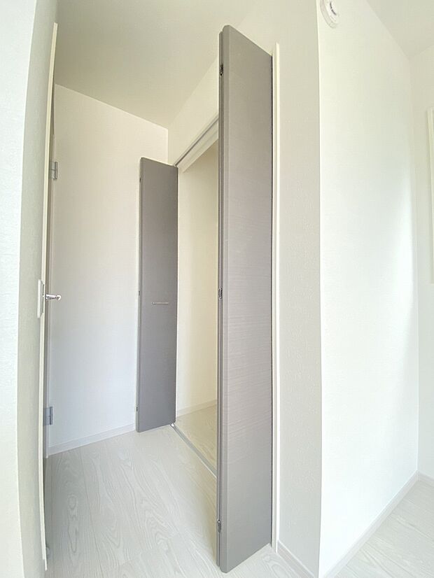 クローゼットに入るお洋服も見やすく、毎日に服選びも楽しくなりますね。