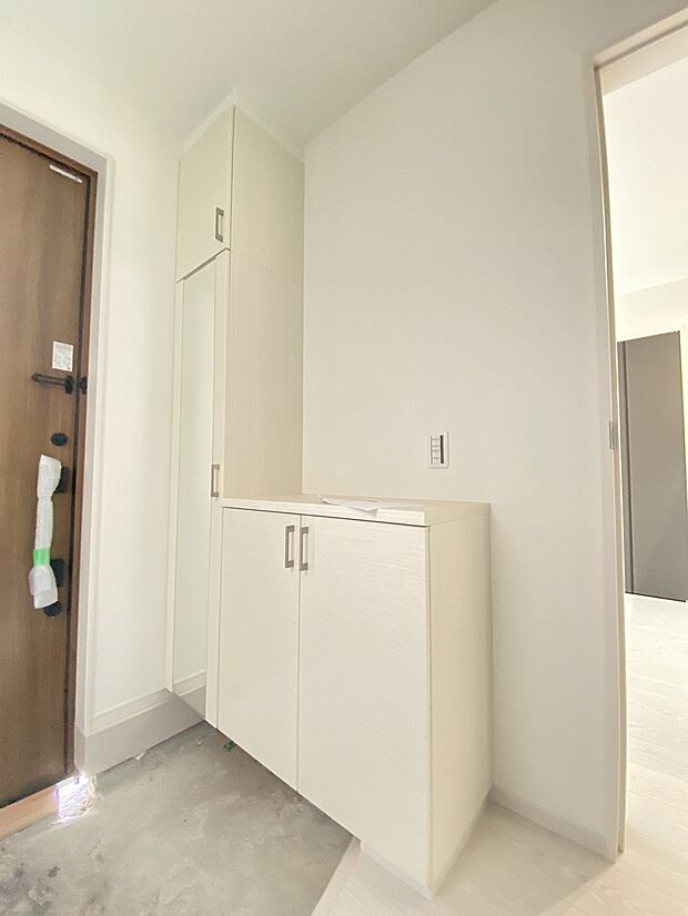 棚があることで圧迫感もありません。アロマやお花で、お客様をお出迎え