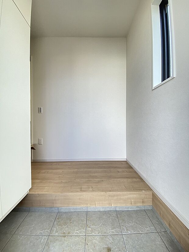 白を基調にした玄関が、家族をそっと迎えてくれる優しい空間です。