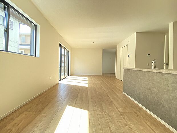 清潔感を溢れる白を基調としたリビング。どんなテイストにもマッチしてくれそうです。