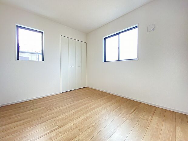 朝の光がやさしく差し込む。鳥のさえずりに包まれて目覚める、贅沢なひとときです。