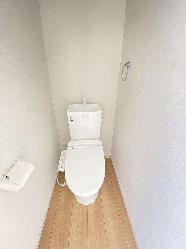 壁付けリモコンで、操作もしやすいウォシュレット付きのトイレ。