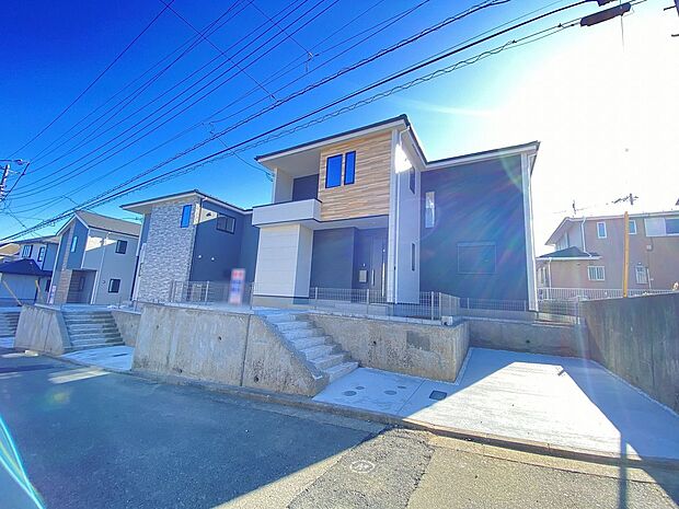 2色の調和が奏でるスタイリッシュな佇まい。家族が幸せになる物語がここからスタートします。