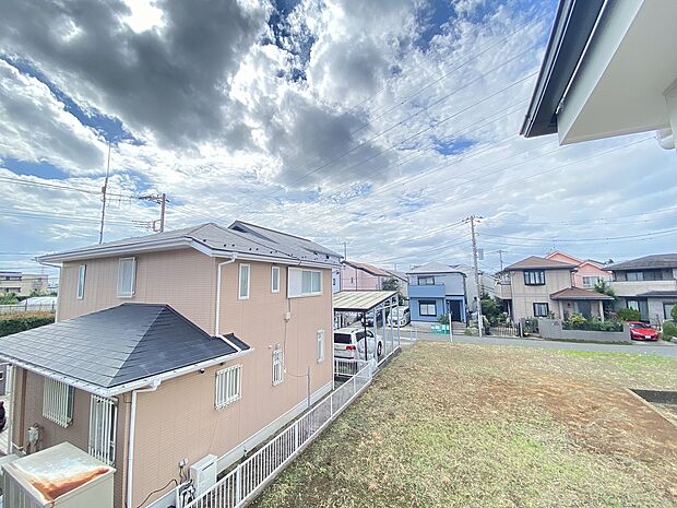 近隣は落ち着いた静かな環境。のんびりと生活していただけます。