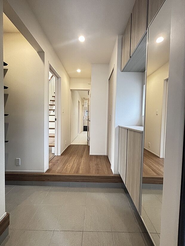 白を基調にした玄関が、家族をそっと迎えてくれる優しい空間です。