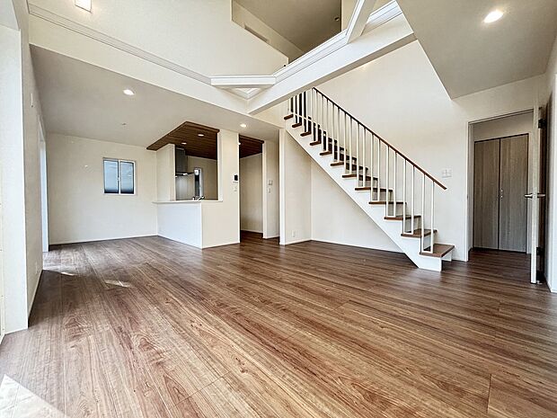 清潔感を溢れる白を基調としたリビング。どんなテイストにもマッチしてくれそうです。