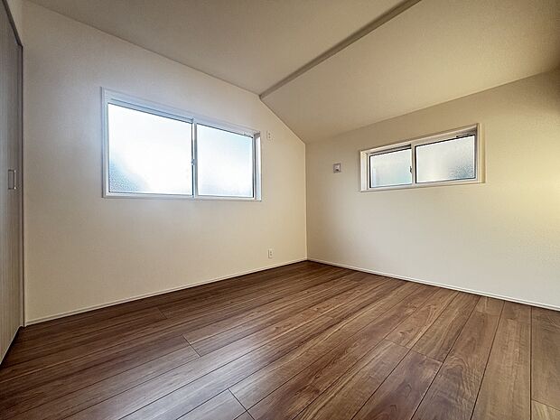 白を基調とした明るい子供部屋です。成長の瞬間を支える、夢と学びの部屋になりますね。