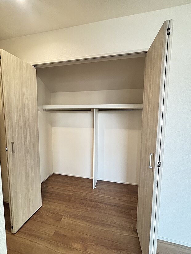 クローゼットに入るお洋服も見やすく、毎日に服選びも楽しくなりますね。