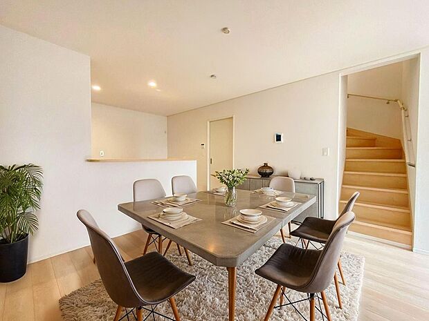 本画像はＣＧで作成しており、実際に現地に家具は置かれておりません。また、価格に家具は含まれておりません。