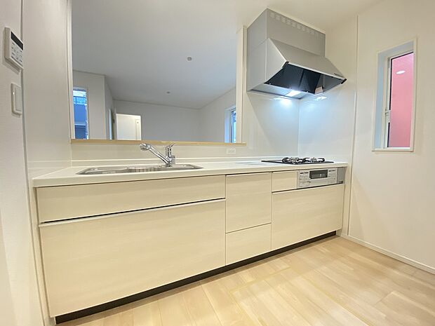 忙しそうなママを見て、何かしようかなというお手伝いの気持ちが芽生えるかも。家族の一体感がもてるカウンターキッチン。