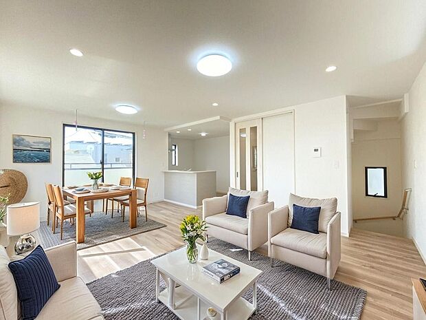 本画像はCGで作成しており、実際に現地に家具や照明は置かれておりません。また、価格に家具や照明の費用は含まれておりません。