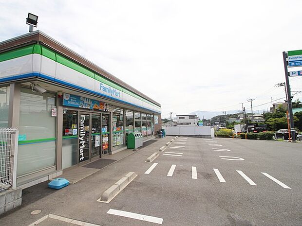 ファミリーマート綾瀬小園西店　929ｍ