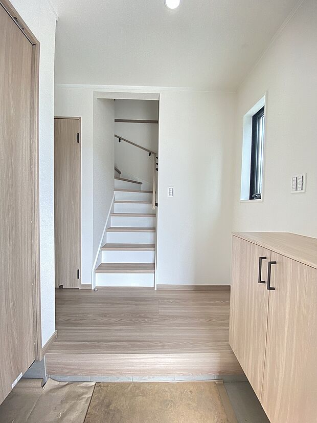 白を基調にした玄関が、家族をそっと迎えてくれる優しい空間です。