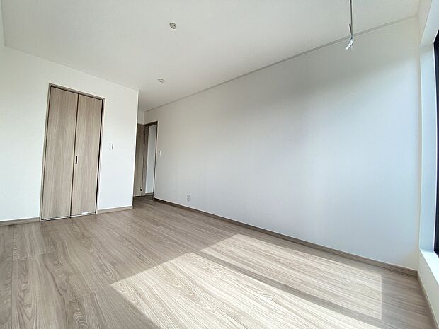 穏やかな時間が漂う、心休まる寝室です。ゆっくり休んで一日の疲れもとれそうですね。