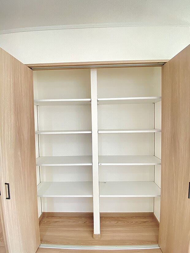 忙しい毎日をしっかり支える、頼もしい大容量パントリーです。