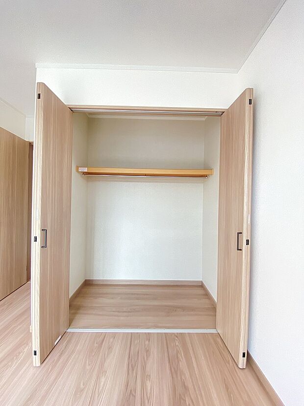 下段に突っ張り棒を追加すれば、収納量がぐんとアップ。