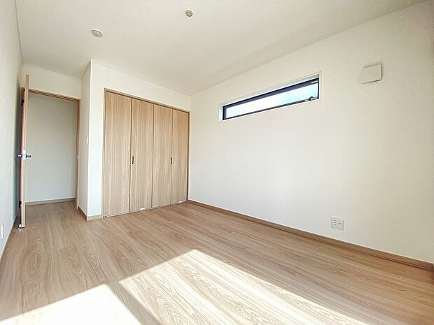 嬉しい2面採光。風と光を感じることで、季節の移ろいも感じられます。