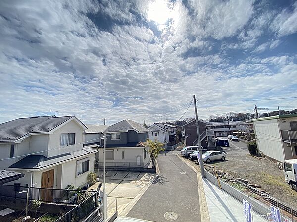 青空につながる広いバルコニーは気分転換にもオススメです。