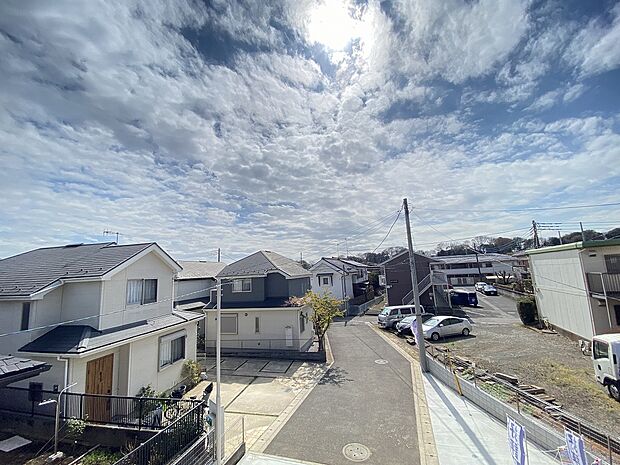 青空につながる広いバルコニーは気分転換にもオススメです。