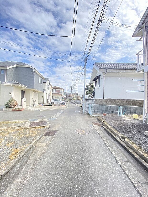 青空が広がり、陽光が差し込む開放感に包まれた住環境です。