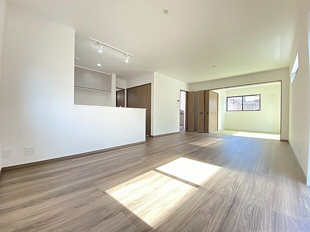 柔らかな光が差し込み、毎日を優しく包み込むリビングです。