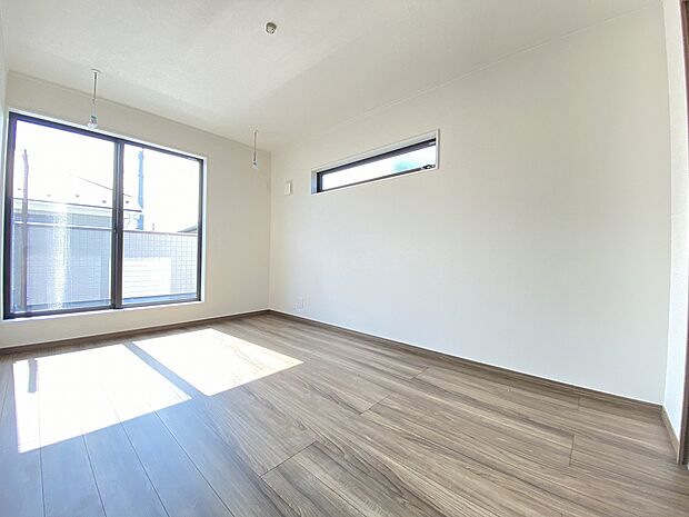 穏やかな時間が漂う、心休まる寝室です。ゆっくり休んで一日の疲れもとれそうですね。