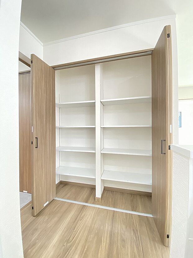 忙しい毎日をしっかり支える、頼もしい大容量パントリーです。