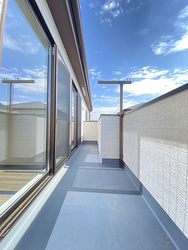 外の緑が室内まで彩ってくれます。