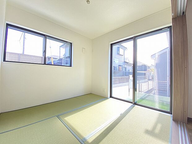 昼寝も読書も似合う、やさしい和室。ご家族皆様でおくつろぎいただけます。