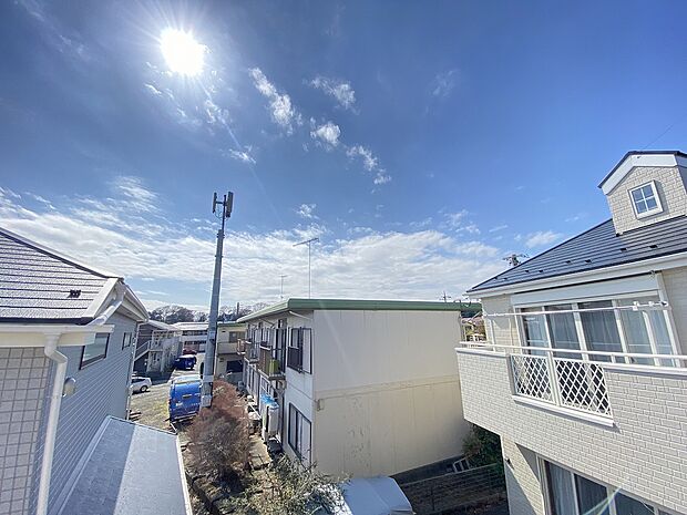 青空につながる広いバルコニーは気分転換にもオススメです。