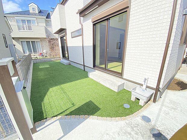 人工芝の緑が映えます。リビングからの景色にも彩りを添えてくれます。