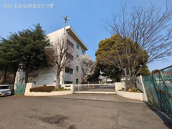 綾瀬市立土棚小学校　592ｍ