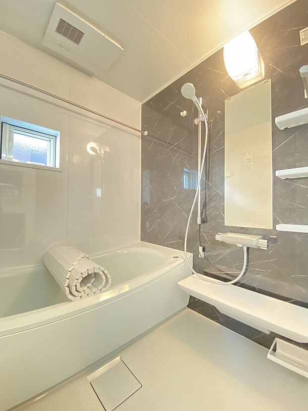 落ち着いた色合いで疲れた体を癒してくれる、贅沢な寛ぎ空間です。