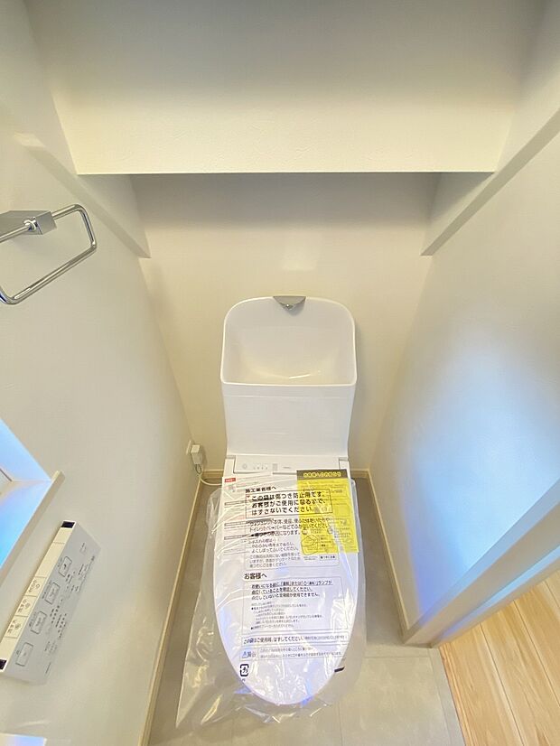 壁付けリモコンで、操作もしやすいウォシュレット付きのトイレ。