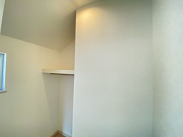 衣類だけじゃなく、スーツケースやレジャー用品もしまえます。