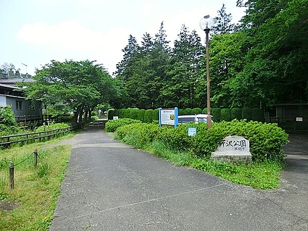 芹沢公園　1614ｍ　座間八景、かながわの公園50選にも選定されている大きな公園です。緑豊かで、お散歩やご家族でのおでかけも楽しいですよ。